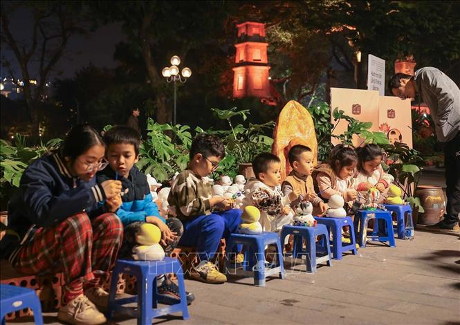 Nhiều trẻ em tham gia các hoạt động khu vực Hồ Hoàn Kiếm tối 10/1. Ảnh: Hoàng Hiếu - TTXVN