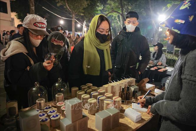 Nhiều người dân tham gia tìm hiểu, mua sắm, trải nghiệm tại khu vực các gian hàng trong chương trình “Tụ hội sáng tạo”. Ảnh: Hoàng Hiếu - TTXVN