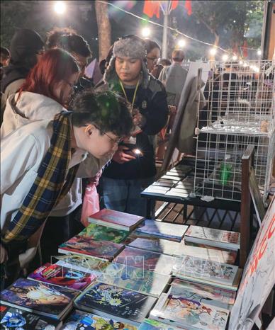 Nhiều người dân tham gia tìm hiểu, mua sắm, trải nghiệm tại khu vực các gian hàng trong chương trình “Tụ hội sáng tạo”. Ảnh: Hoàng Hiếu - TTXVN