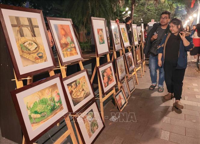 Người dân tham quan các khu vực trưng bày trong chương trình “Tụ hội sáng tạo”. Ảnh: Hoàng Hiếu - TTXVN