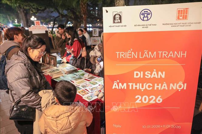 Người dân tham quan các khu vực trưng bày trong chương trình “Tụ hội sáng tạo”. Ảnh: Hoàng Hiếu - TTXVN