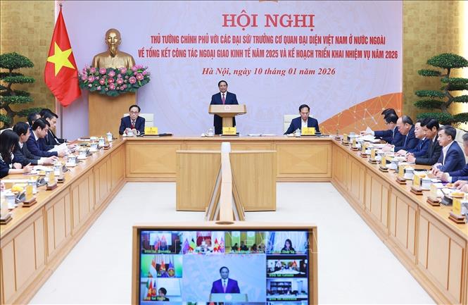 Prime Minister Pham Minh Chinh chairs the conference. VNA Photo: Dương Giang