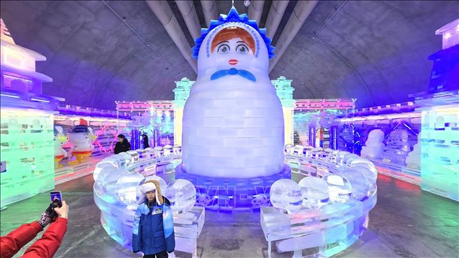 Nhiều biểu tượng khổng lồ bằng băng được tạo hình để du khách chụp ảnh lưu niệm. Ảnh: Đức Thắng - Pv TTXVN tại Hàn Quốc