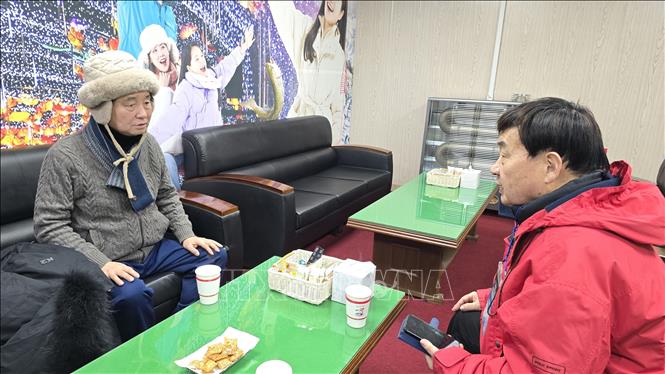 Ông Choi Moon Soon, Chủ tịch huyện Hwacheon, trò chuyện với phóng viên trong phòng khách tại lễ hội. Ảnh: Đức Thắng - Pv TTXVN tại Hàn Quốc 