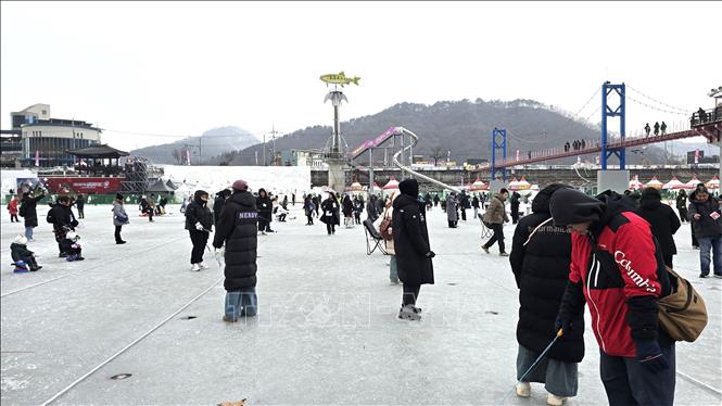 Quang cảnh khu vực câu cá trên băng tại lễ hội. Ảnh: Đức Thắng - Pv TTXVN tại Hàn Quốc 