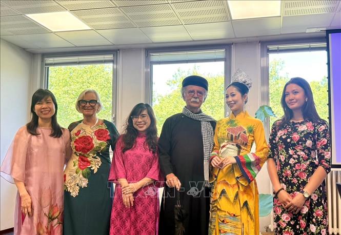 Chị Hoàng Thu Trang (thứ 3 từ phải sang), trong một hoạt động do Hiệp hội Art Space tổ chức. Ảnh: TTXVN phát