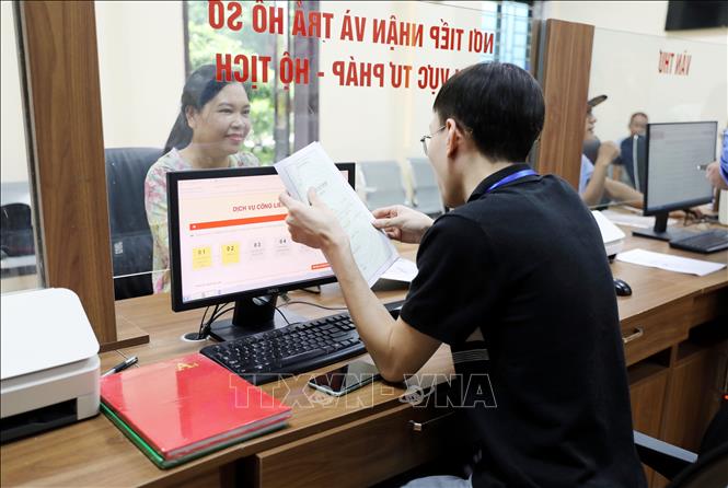 Cán bộ, công chức tiếp nhận và xử lý hồ sơ thủ tục hành chính cho người dân tại phường Việt Trì. Ảnh: Tạ Toàn – TTXVN