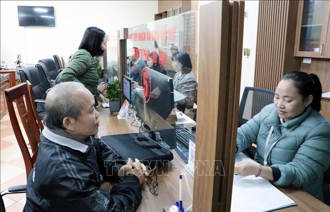 Người dân hài lòng khi được giải quyết thủ tục hành chính nhanh chóng, đúng quy định tại phường Việt Trì. Ảnh: Tạ Toàn – TTXVN