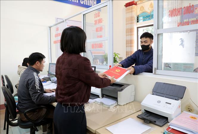 Tinh thần trách nhiệm, thái độ phục vụ tận tình của cán bộ Trung tâm Hành chính công xã Thượng Long. Ảnh: Tạ Toàn – TTXVN