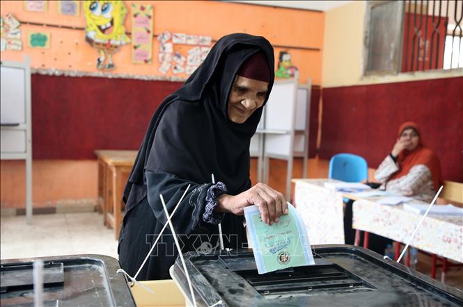 Cử tri bỏ phiếu trong cuộc bầu cử Hạ viện tại điểm bầu cử ở Giza, Ai Cập, ngày 10/11/2025. Ảnh: THX/TTXVN