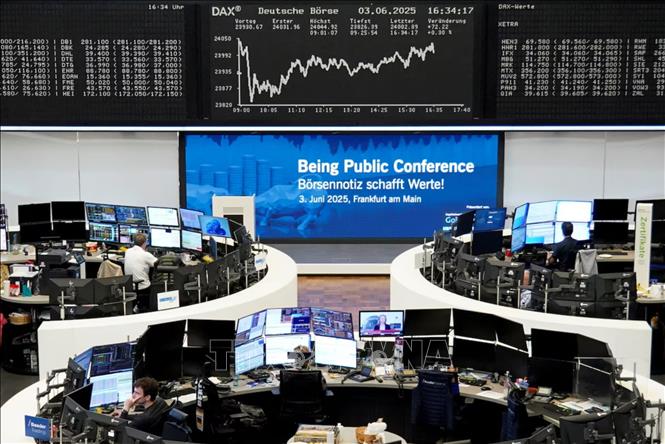 Chỉ số DAX trên sàn giao dịch chứng khoán ở Frankfurt, Đức. Ảnh: REUTERS/TTXVN