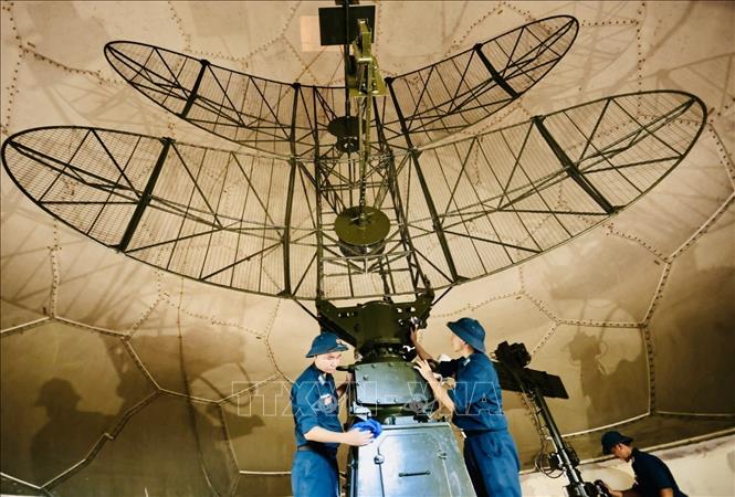 Bảo dưỡng, sửa chữa khí tài luôn là nhiệm vụ quan trọng của Trạm ra đa 30. Ảnh: Trần Việt - TTXVN 