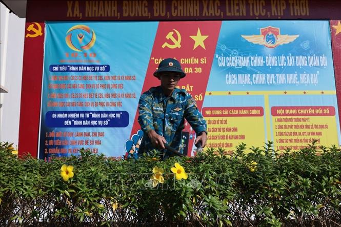 Chiến sĩ Trạm Ra đa 30 chăm sóc vườn hoa, cây cảnh, làm đẹp doanh trại. Ảnh: Trần Việt - TTXVN 
