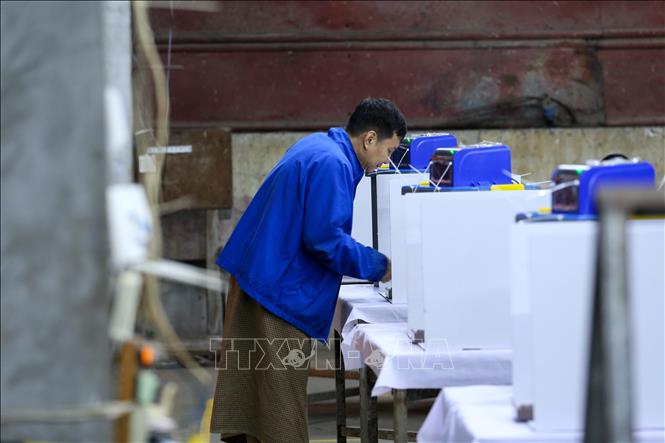 Cử tri bỏ phiếu trong giai đoạn 2 của cuộc tổng tuyển cử tại điểm bầu cử ở Yangon, Myanmar, ngày 11/1/2026. Ảnh: THX/TTXVN
