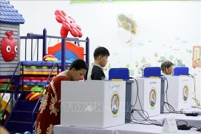 Cử tri bỏ phiếu trong giai đoạn 2 của cuộc tổng tuyển cử tại điểm bầu cử ở Yangon, Myanmar, ngày 11/1/2026. Ảnh: THX/TTXVN