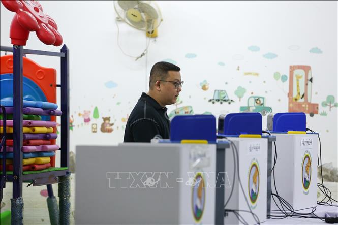 Cử tri bỏ phiếu trong giai đoạn 2 của cuộc tổng tuyển cử tại điểm bầu cử ở Yangon, Myanmar, ngày 11/1/2026. Ảnh: THX/TTXVN