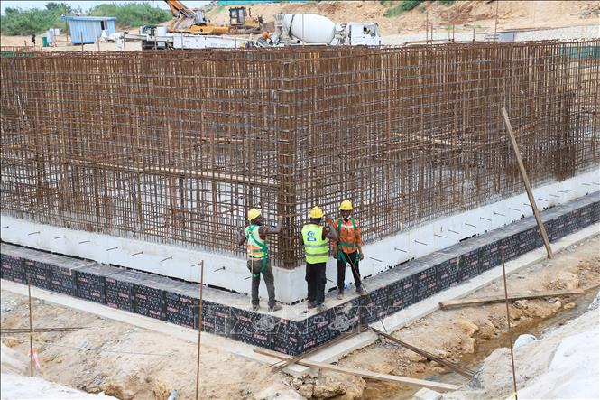 Công nhân làm việc tại công trường xây dựng ở Lindi, Tanzania. Ảnh: THX/TTXVN