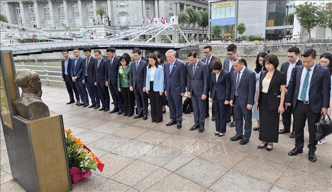 Uỷ viên Bộ Chính trị, Phó Thủ tướng Thường trực Chính phủ Nguyễn Hoà Bình và đoàn công tác trước Tượng đài và Bia tưởng niệm Chủ tịch Hồ Chí Minh ở Singapore. Ảnh: Việt Dũng - PV TTXVN tại Singapore
