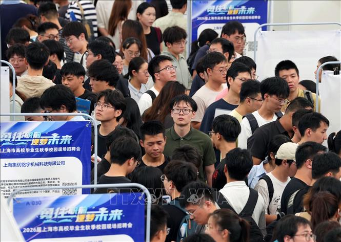 Người dân tham gia hội chợ việc làm tại Thượng Hải, Trung Quốc. Ảnh: THX/TTXVN