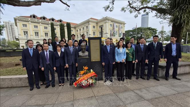 Uỷ viên Bộ Chính trị, Phó Thủ tướng Thường trực Chính phủ Nguyễn Hoà Bình và đoàn công tác bên Tượng đài và Bia tưởng niệm Chủ tịch Hồ Chí Minh ở Singapore. Ảnh: Việt Dũng - PV TTXVN tại Singapore