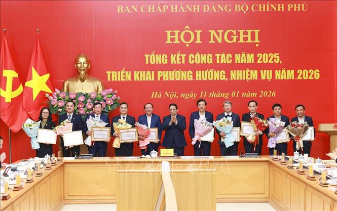 Thủ tướng Phạm Minh Chính trao Bằng khen của Ban Chấp hành Đảng bộ Chính phủ cho các Đảng bộ có thành tích xuất sắc. Ảnh: Dương Giang-TTXVN  