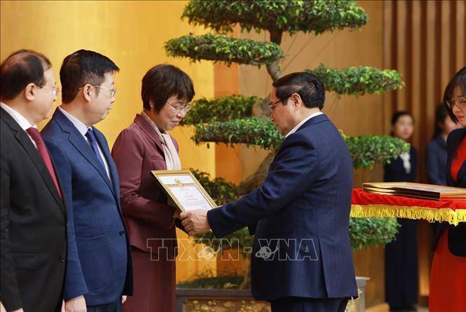 Thủ tướng Phạm Minh Chính trao Bằng khen của Ban Chấp hành Đảng bộ Chính phủ cho đồng chí Vũ Việt Trang, Tổng Giám đốc Thông tấn xã Việt Nam. Ảnh: Dương Giang-TTXVN 