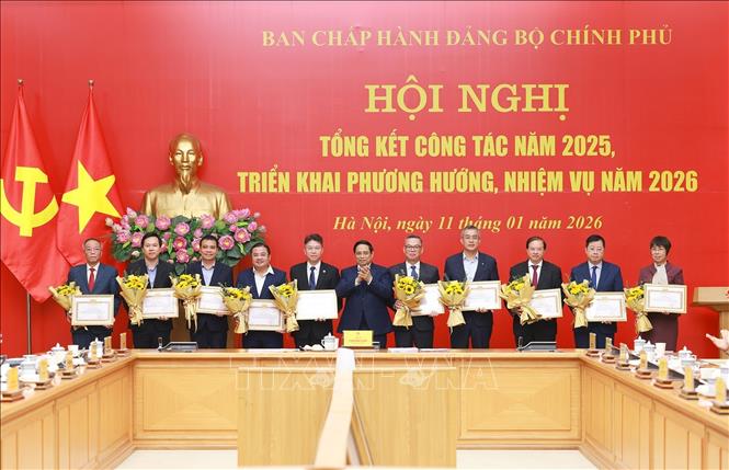 Thủ tướng Phạm Minh Chính trao Bằng khen của Ban Chấp hành Đảng bộ Chính phủ cho các cá nhân có thành tích xuất sắc. Ảnh: Dương Giang-TTXVN 
