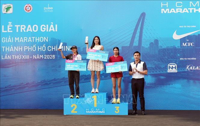 Ông Nguyễn Nam Nhân, Trưởng Ban Tổ chức, trao giải cho các vận động viên nữ, cự ly 10km. Ảnh: Trung Tuyến - TTXVN