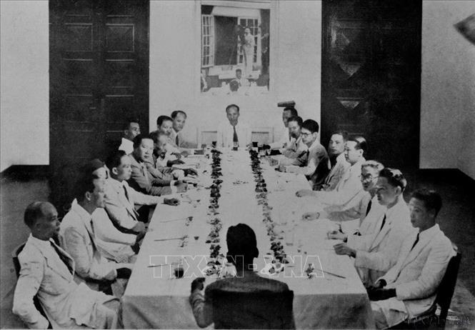 Ngày 3/9/1945, Chính phủ lâm thời đã họp phiên đầu tiên, đặt ra những vấn đề cấp bách, trong đó quyết tâm chiến đấu với “giặc đói”, “giặc dốt”, nhanh chóng tiến hành cuộc Tổng tuyển cử với chế độ phổ thông đầu phiếu để từ đó soạn thảo một bản Hiến pháp cho nước Việt Nam Dân chủ Cộng hòa mới ra đời. Ảnh: TTXVN