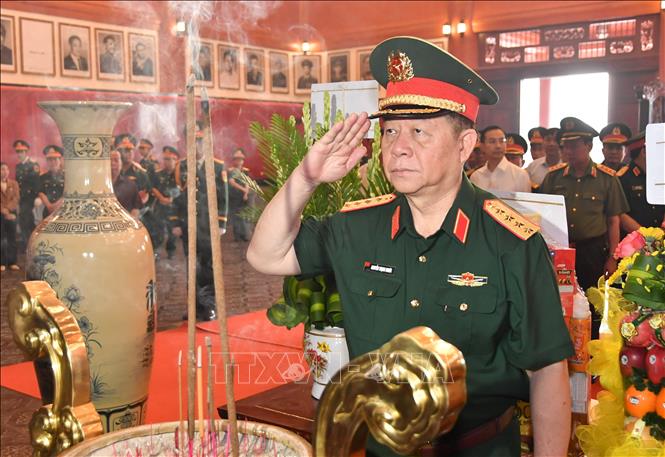 Đại tướng Nguyễn Trọng Nghĩa, Ủy viên Bộ Chính trị, Bí thư Trung ương Đảng, Ủy viên Thường vụ Quân ủy Trung ương, Chủ nhiệm Tổng cục Chính trị Quân đội Nhân dân Việt Nam dâng hương tại Đền tưởng niệm anh hùng liệt sĩ và người có công tỉnh An Giang. Ảnh: Văn Sĩ - TTXVN