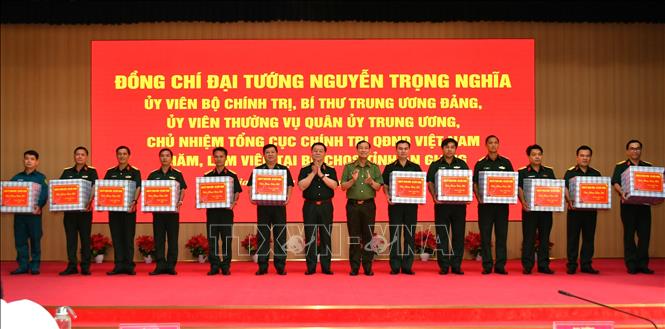 Đại tướng Nguyễn Trọng Nghĩa, Ủy viên Bộ Chính trị, Bí thư Trung ương Đảng, Ủy viên Thường vụ Quân ủy Trung ương, Chủ nhiệm Tổng cục Chính trị Quân đội Nhân dân Việt Nam tặng quà cho các đơn vị. Ảnh: Văn Sĩ - TTXVN