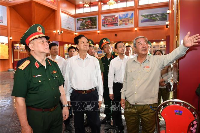 Đại tướng Nguyễn Trọng Nghĩa, Ủy viên Bộ Chính trị, Bí thư Trung ương Đảng, Ủy viên Thường vụ Quân ủy Trung ương, Chủ nhiệm Tổng cục Chính trị Quân đội Nhân dân Việt Nam dâng hương và tham quan Đền tưởng niệm anh hùng liệt sĩ và người có công tỉnh An Giang. Ảnh: Văn Sĩ - TTXVN