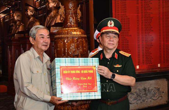 Đại tướng Nguyễn Trọng Nghĩa, Ủy viên Bộ Chính trị, Bí thư Trung ương Đảng, Ủy viên Thường vụ Quân ủy Trung ương, Chủ nhiệm Tổng cục Chính trị Quân đội Nhân dân Việt Nam tặng quà Ban quản lý Đền tưởng niệm anh hùng liệt sĩ và người có công tỉnh An Giang. Ảnh: Văn Sĩ - TTXVN