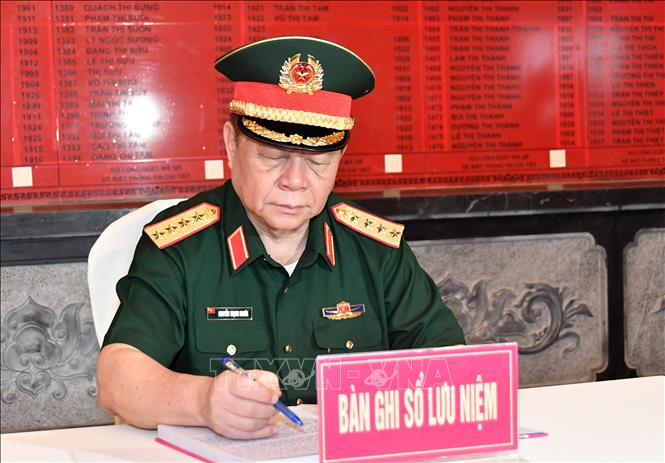 Đại tướng Nguyễn Trọng Nghĩa, Ủy viên Bộ Chính trị, Bí thư Trung ương Đảng, Ủy viên Thường vụ Quân ủy Trung ương, Chủ nhiệm Tổng cục Chính trị Quân đội Nhân dân Việt Nam ghi Sổ lưu niệm tại Đền tưởng niệm anh hùng liệt sĩ và người có công tỉnh An Giang. Ảnh: Văn Sĩ - TTXVN