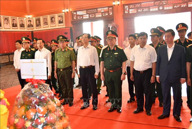 Đoàn công tác dâng hoa, dâng hương tại Đền tưởng niệm anh hùng liệt sĩ và người có công tỉnh An Giang. Ảnh: Văn Sĩ - TTXVN