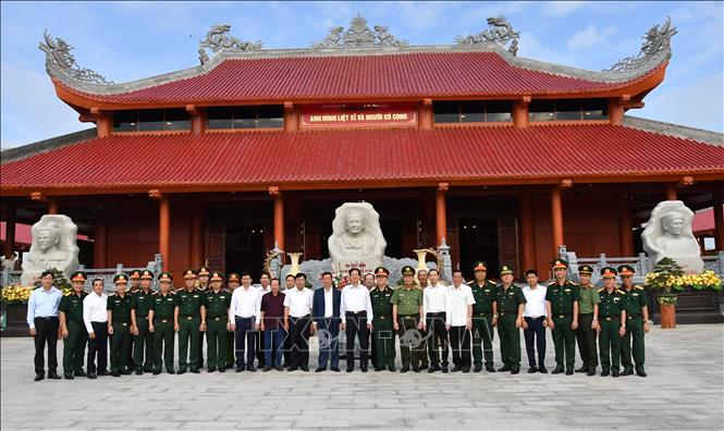 Đoàn công tác chụp ảnh lưu niệm trước Đền tưởng niệm anh hùng liệt sĩ và người có công tỉnh An Giang. Ảnh: Văn Sĩ - TTXVN