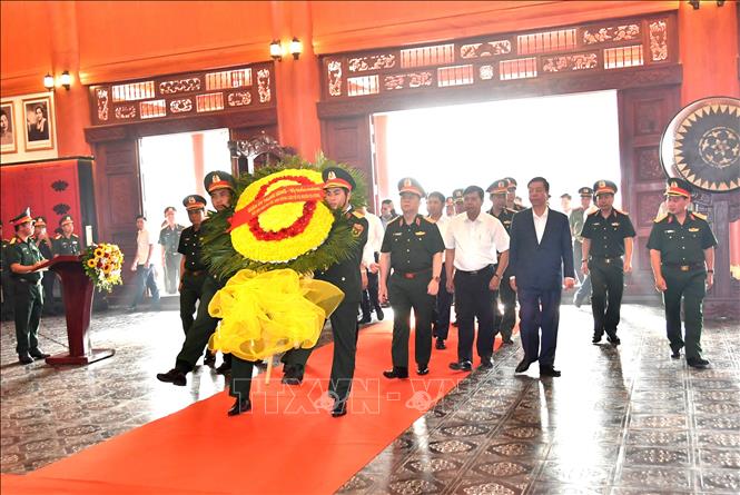 Đoàn công tác dâng hoa, dâng hương tại Đền tưởng niệm anh hùng liệt sĩ và người có công. Ảnh: Văn Sĩ - TTXVN