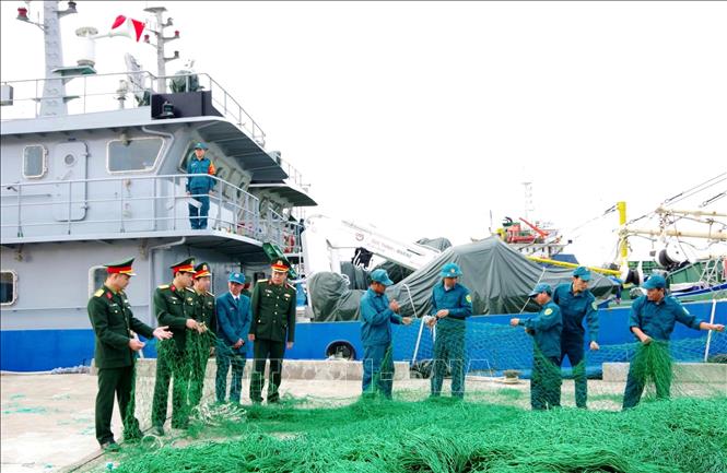 Đoàn công tác Bộ Chỉ huy Quân sự tỉnh Quảng Trị kiểm tra công tác chuẩn bị trước lúc cán bộ, chiến sĩ Hải đội Dân quân thường trực tỉnh tham gia thực hiện nhiệm vụ trực trên biển dịp Tết Nguyên đán Bính Ngọ. Ảnh: TTXVN phát