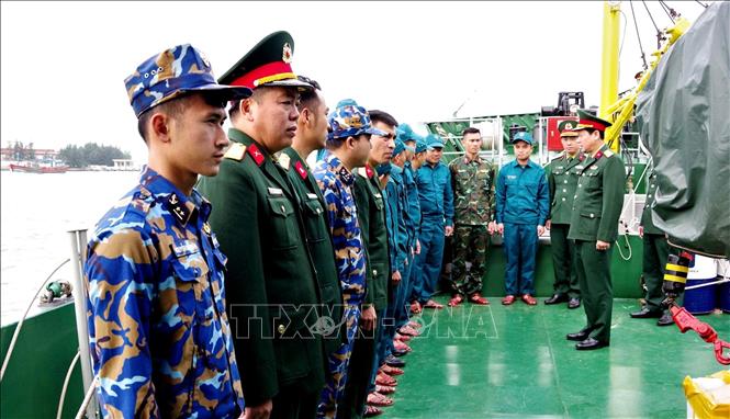 Đoàn công tác Bộ Chỉ huy Quân sự tỉnh Quảng Trị đến thăm, động viên, tặng quà và giao nhiệm vụ cán bộ, chiến sĩ Hải đội Dân quân thường trực tỉnh trước khi tham gia thực hiện nhiệm vụ. Ảnh: TTXVN phát