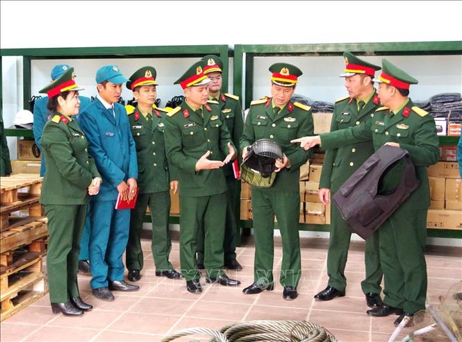 Đoàn công tác Bộ Chỉ huy Quân sự tỉnh Quảng Trị kiểm tra công tác chuẩn bị trước lúc cán bộ, chiến sĩ Hải đội Dân quân thường trực tỉnh tham gia thực hiện nhiệm vụ trực trên biển dịp Tết Nguyên đán Bính Ngọ. Ảnh: TTXVN phát