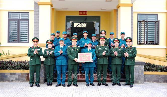 Đoàn công tác Bộ Chỉ huy Quân sự tỉnh Quảng Trị đến thăm, động viên, tặng quà động viên tinh thần cán bộ, chiến sĩ Hải đội Dân quân thường trực tỉnh trước khi tham gia thực hiện nhiệm vụ. Ảnh: TTXVN phát