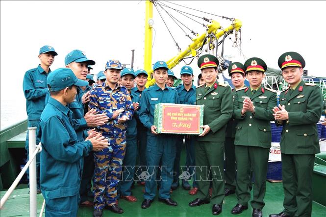 Đoàn công tác Bộ Chỉ huy Quân sự tỉnh Quảng Trị đến thăm, động viên, tặng quà động viên tinh thần cán bộ, chiến sĩ Hải đội Dân quân thường trực tỉnh trước khi tham gia thực hiện nhiệm vụ. Ảnh: TTXVN phát