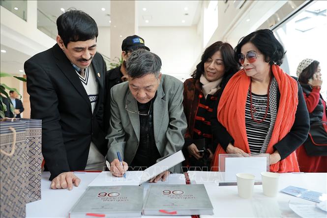 Tác giả Ngô Minh Đạo ký tặng sách cho đại biểu. Ảnh: Minh Quyết –TTXVN