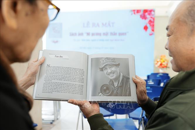 Cuốn sách ảnh “90 Gương mặt thân quen” mới được ra mắt. Ảnh: Minh Quyết –TTXVN