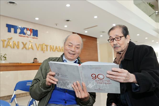 Cuốn sách ảnh “90 Gương mặt thân quen” mới được ra mắt. Ảnh: Minh Quyết –TTXVN