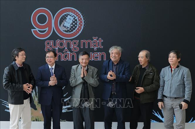 Đại biểu thực hiện nghi thức ra mắt sách. Ảnh: Minh Quyết –TTXVN