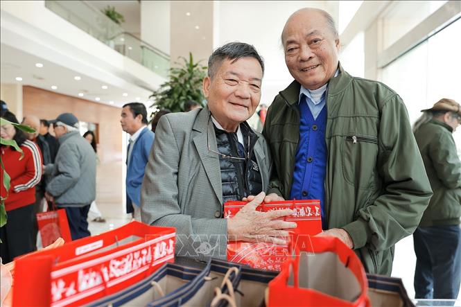 Tác giả Ngô Minh Đạo ký tặng sách cho đại biểu. Ảnh: Minh Quyết –TTXVN