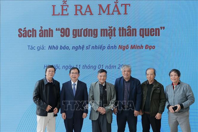 Đại biểu thực hiện nghi thức ra mắt sách. Ảnh: Minh Quyết –TTXVN