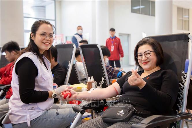 Tình nguyện viên đến hiến máu trong ngày khai mạc. Ảnh: TTXVN phát