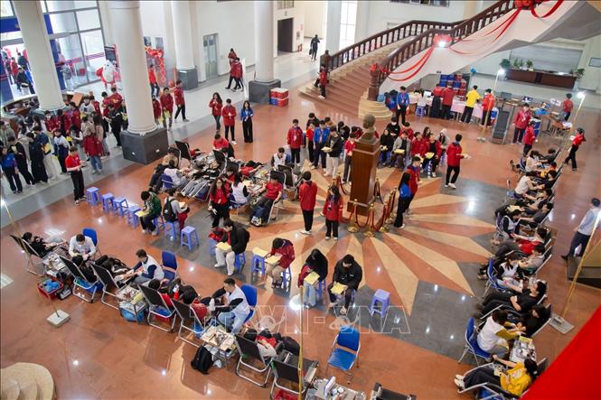 Tình nguyện viên đến hiến máu trong ngày khai mạc. Ảnh: TTXVN phát